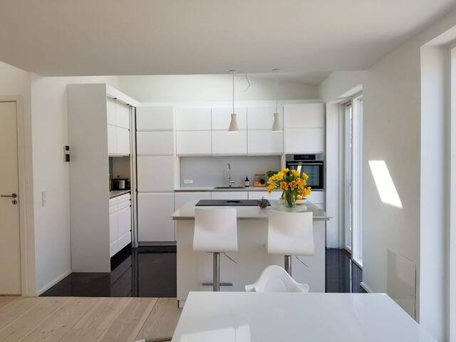 Luxury townhouse. Central to city & airport. gallery image 3