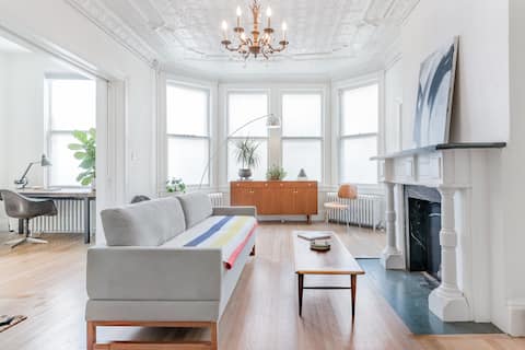 Popular Airbnb listing: Explore Historic Uptown Kingston from the Bau Guesthaus, C in Kingston