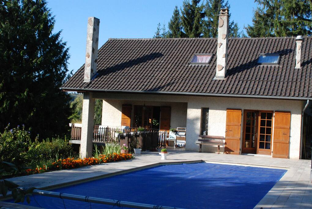 la piscine avec la bache de protection d ete