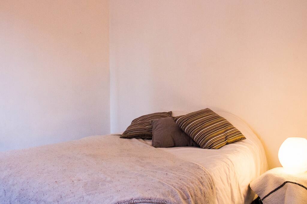 une chambre douillette avec penderie à disposition et un bureau pour ranger vos affaires