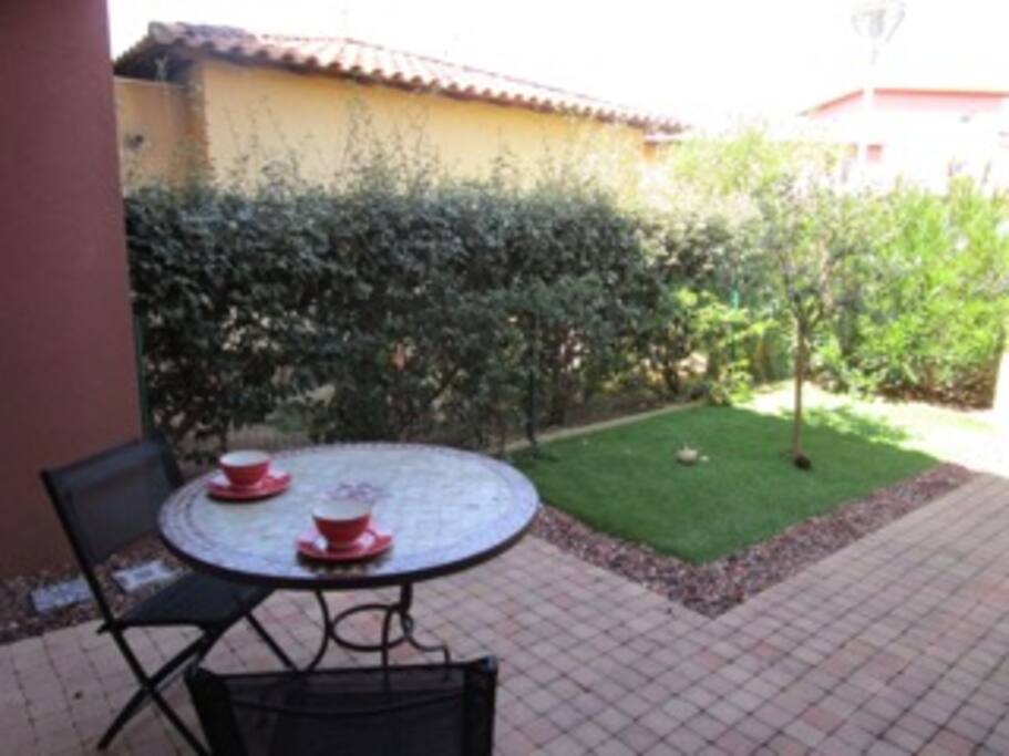 Breakfast in the front garden