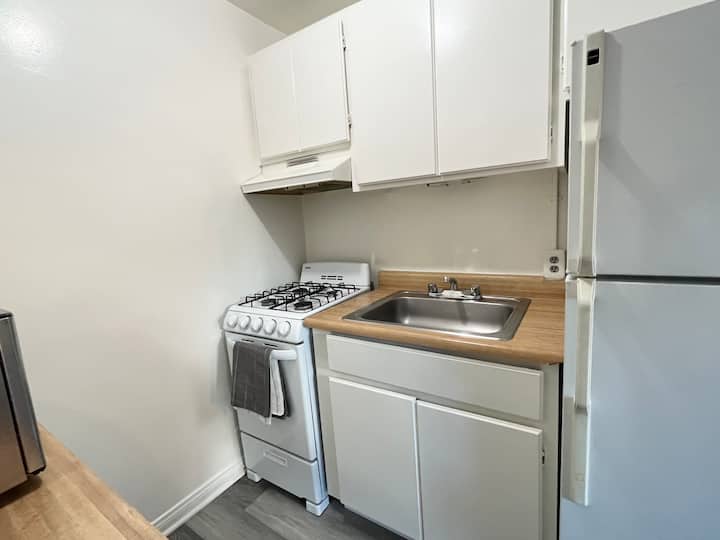 Newly Renovated Studio Suite In Central Hollywood - Los Angeles, CA
