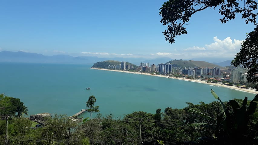 Honey Moon - Suite com vista do mar na cama.