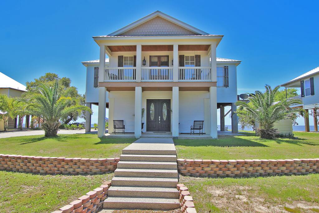 This stunning home features a sea view, extensive grounds, and ample parking.