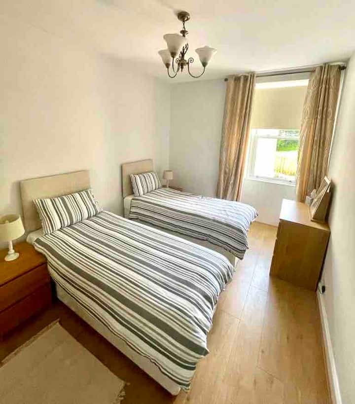 Chumba cha kulala 2 - vitanda vinaweza kuwa vya pekee au kuunganishwa pamoja ili kufanya mara mbili 