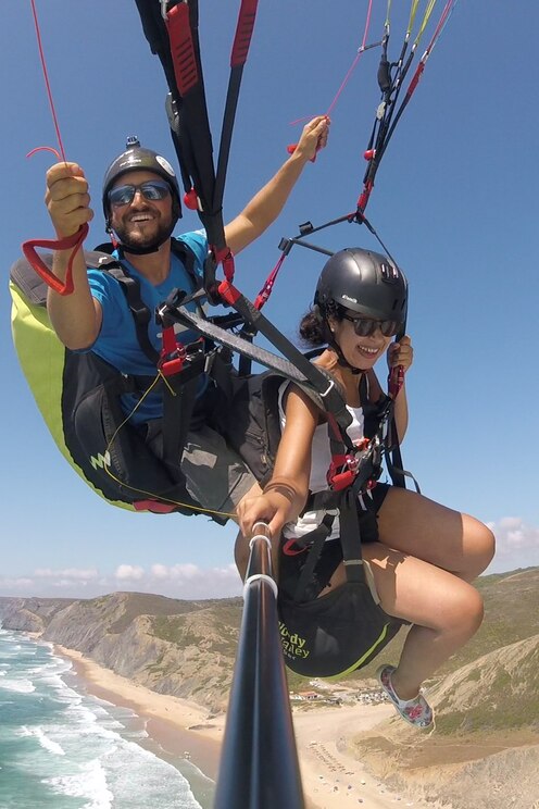 Show full-screen, host-provided image