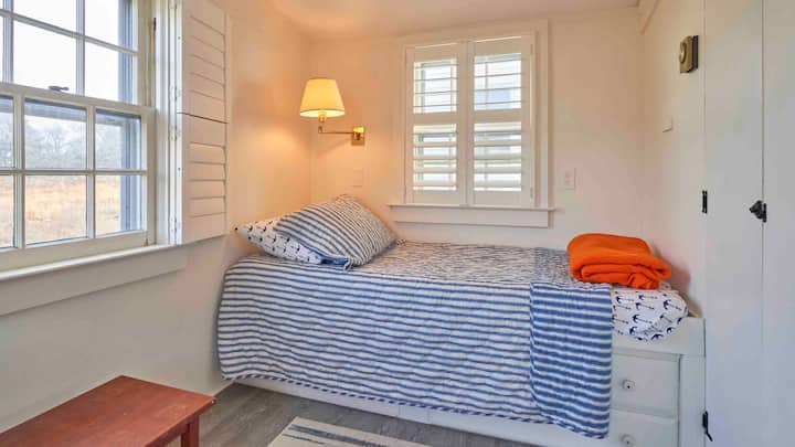 Ეს არის მეოთხე საძინებელი ორი ერთადგილიანი საწოლით. Ნაკრძალის ხედი შთამბეჭდავია.