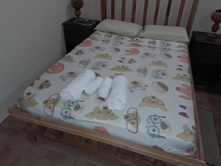 חדר שינה עם מיטה זוגית 4