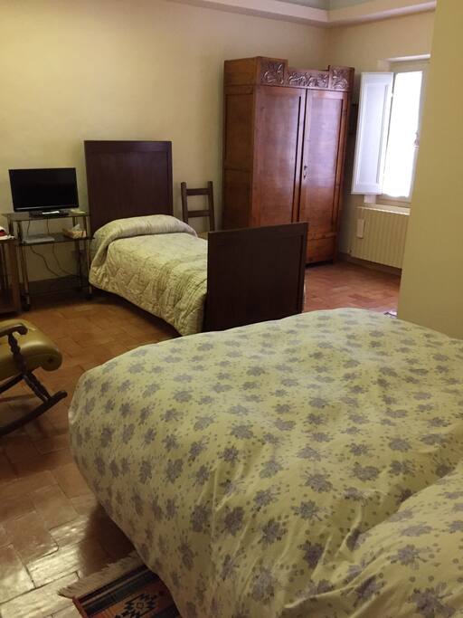 Junior Suite ( max 5 pers.) con letto matrimoniale e 3 letti singoli, bagno in camera. Junior Suite with doble bed and 3 single bed and en-suite Bathroom.