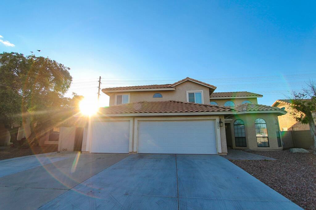 LOCATED IN GOOD NEIGHBORHOOD WITHIN WALKING DISTANCE OF MAJOR DISTRICT PARK