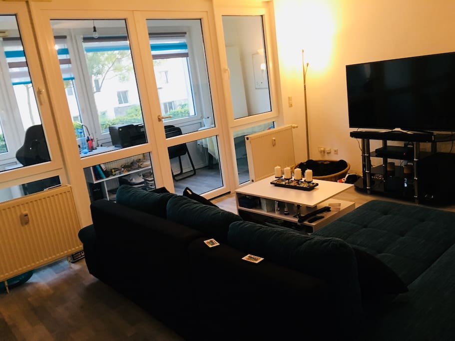 Wohnzimmer und durch die gelangt man in den Wintergarten Bzw. Arbeitszimmer