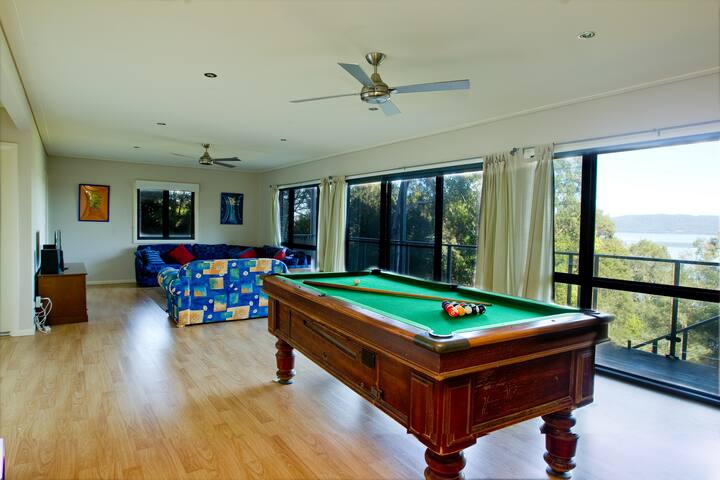 Group Friendly 5 Bed House + Amazing Lake Views gallery image 5