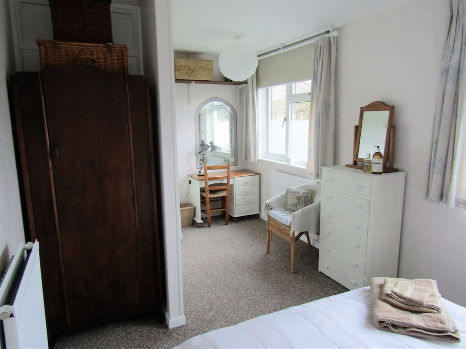 Guest bedroom 2nd view