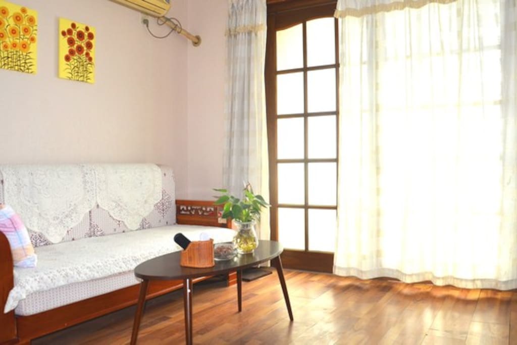 宽敞明亮的客厅(A spacious and bright living room)