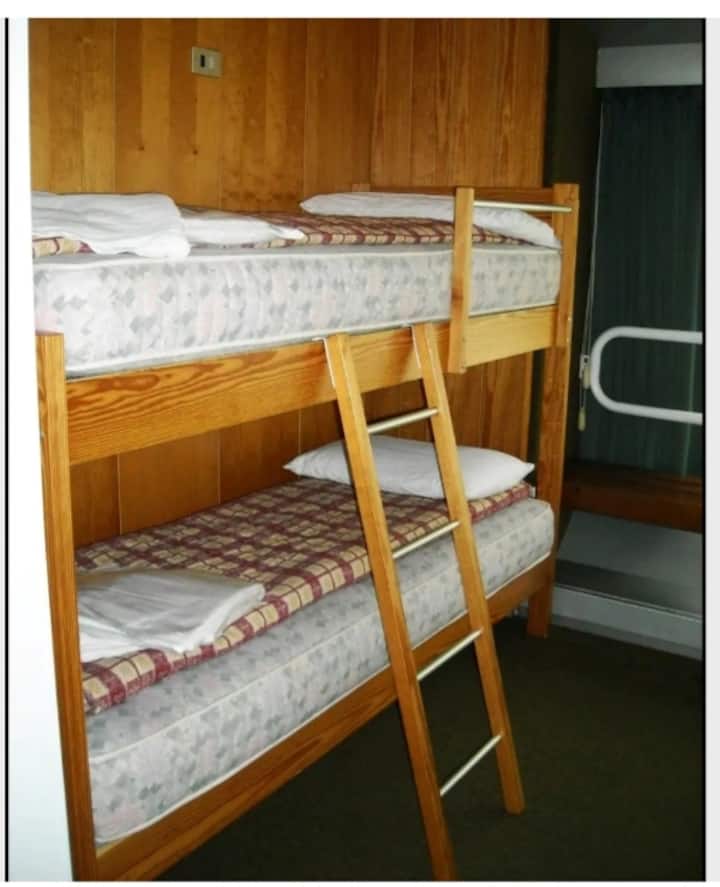 krevat marinari me krevat tek