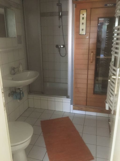Bad mit Dusche und Infrarotsauna