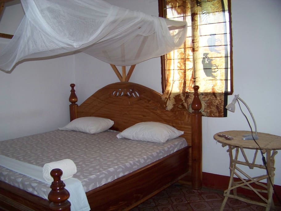 King sized bed. Clever room names just mean left, right and middle in Swahili