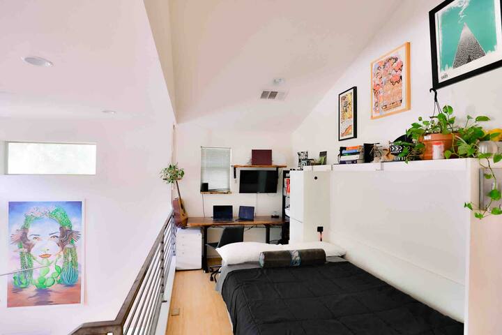 Central/East Downtown 3 bed 1.5 bath house gallery image 4