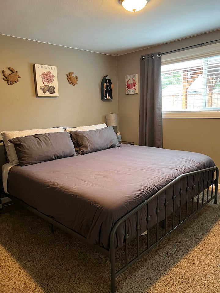 سرير بحجم كينج في غرفة النوم الأولى. يسأل العديد من الضيوف عن نوع الفراش الذي نستخدمه، فهو مزيج مثالي من النعومة والصلابة ونستخدم أغطية سرير عالية الجودة.  يوجد تلفزيون مسجل في خدمات البث وخزانة وخزانة ملابس واسعة. 