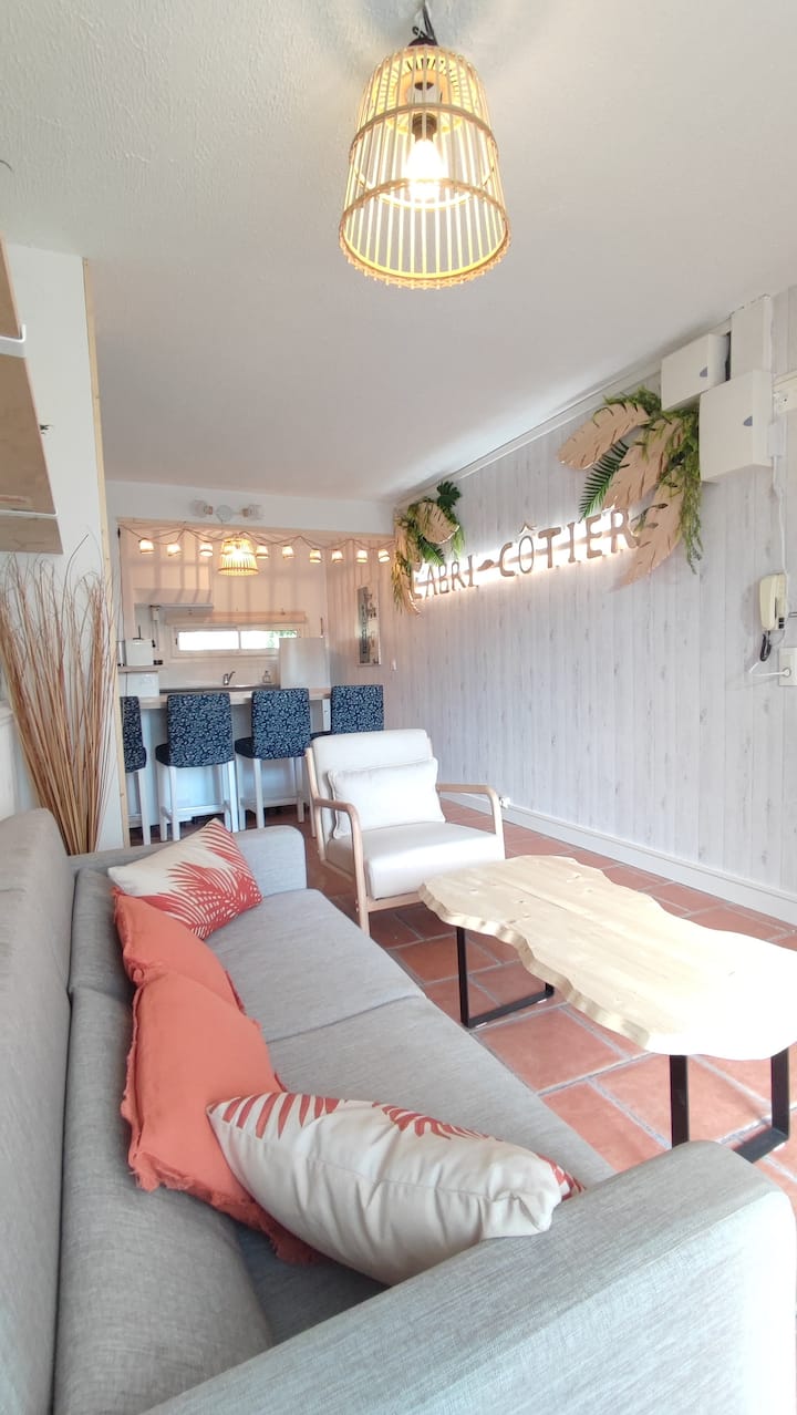 Salón con doble barra de comedor, sillón, chimenea eléctrica y sofá cama. Espacio de espacio abierto