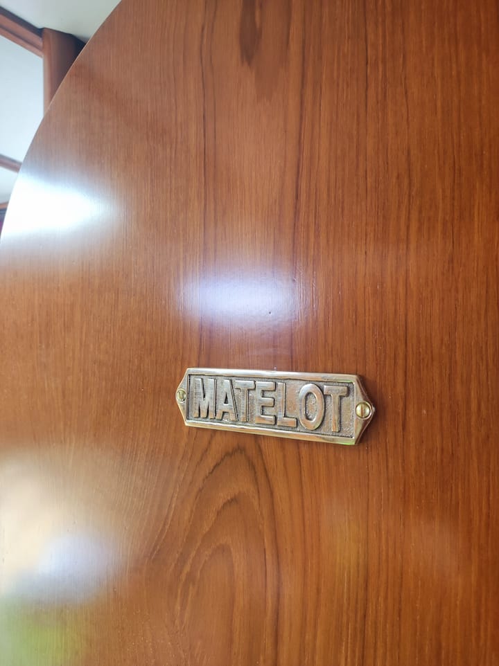 La cabina "Matelot" con su cama en V