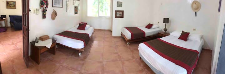 El dormitorio y la sala de estar a la izquierda 