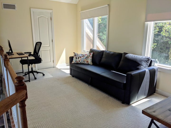 Простор на поткровје со работна станица и кауч во целосна големина (+ достапно е дополнително детско креветче)