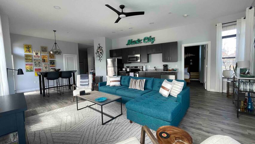 3 Beds 2BR/2BA • Walk to Belmont/Vandy • Parking