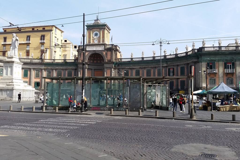 Luogo di interesse vicino/Piazza Dante/Uscita Metropolitana