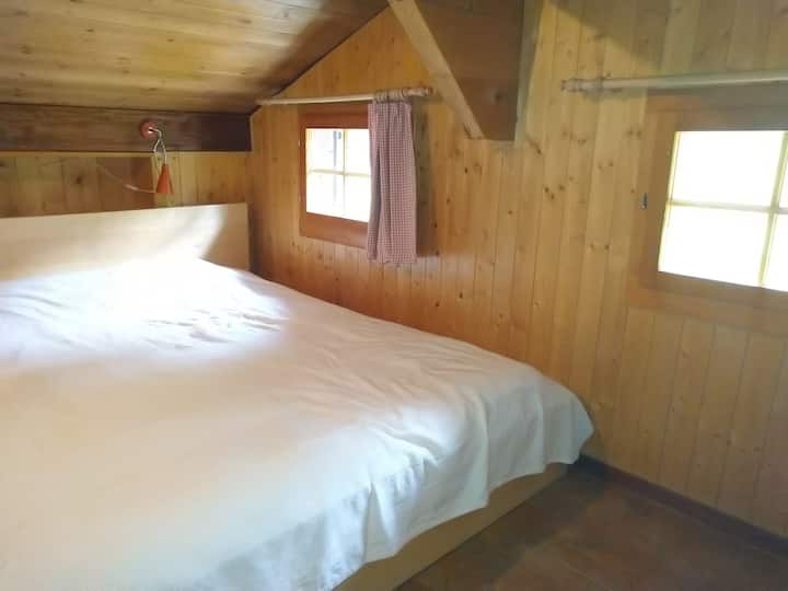 Dhomë gjumi 4
Pamje nga mali me mobilie të mëdha sirtarësh
Kati 1