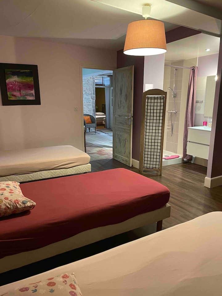 ห้องนอนชั้นบนขนาด 3 x 90 เตียงห้องอาบน้ำ 