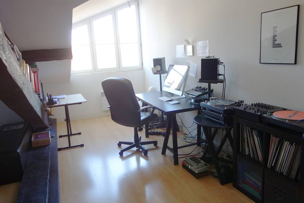Coin bureau sur la droite.