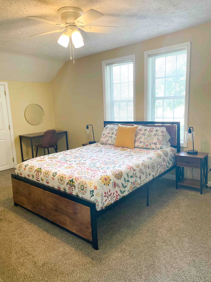 主卧配备标准双人床