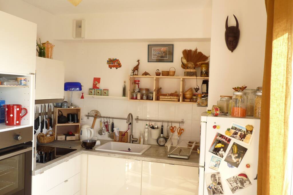 Cuisine fonctionnelle, avec four lave vaisselle, plaque à induction et tous les ustensiles nécessaires pour vous sentir chez vous.