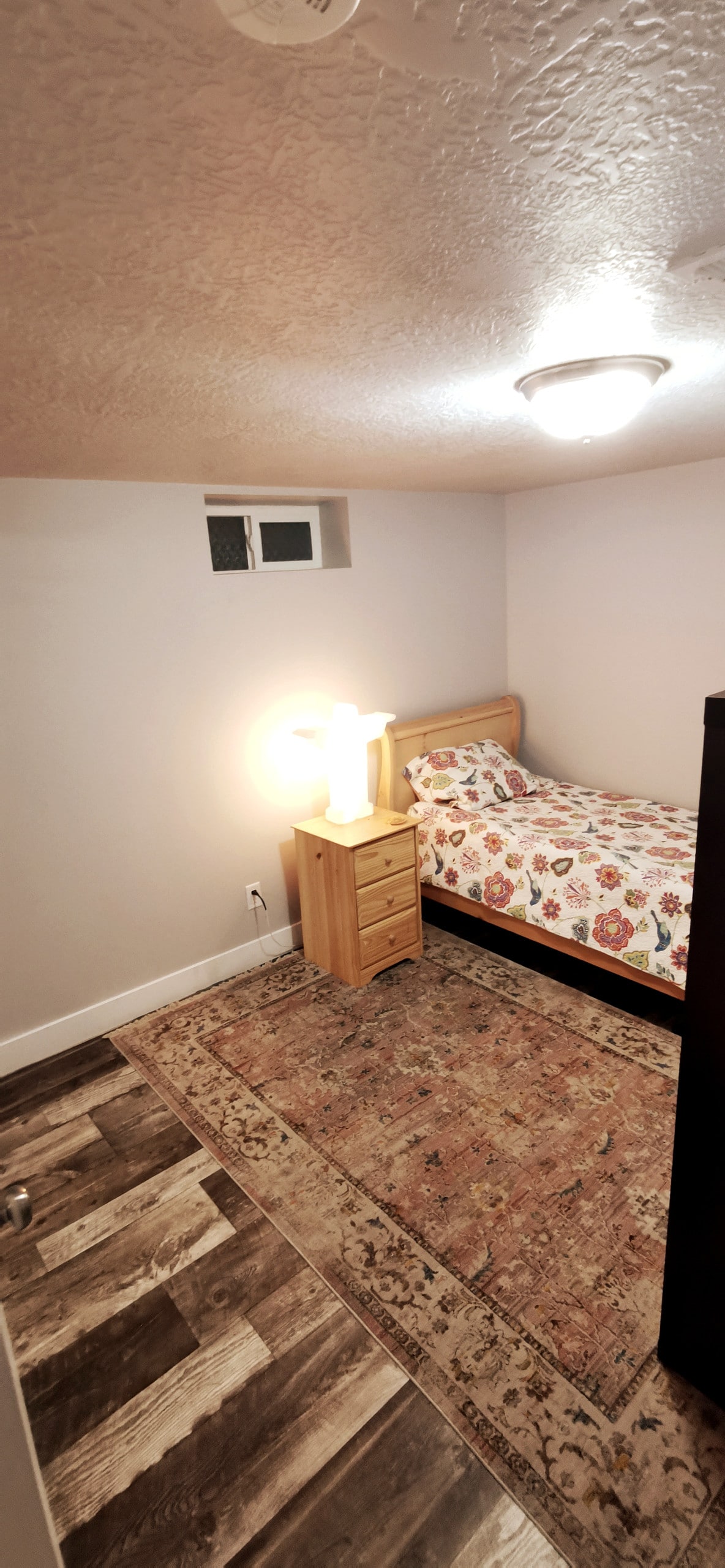 חדר נעים בשבילכם. החדר הזה נהדר לשינה.