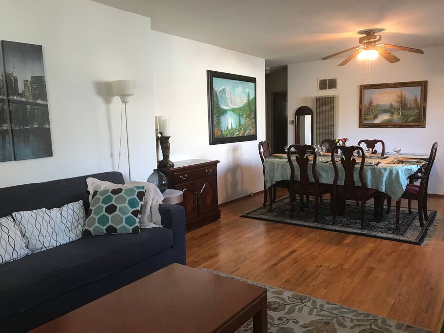 Living room/ dining area ( seats 6)