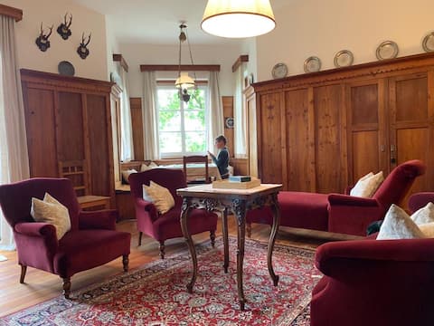 Successful Airbnb property: 120m apartment in a historic villa, second floor in Ritten