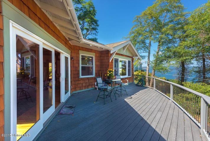 Astoria Retreat