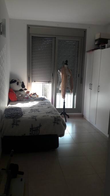 habitación individual con armarios