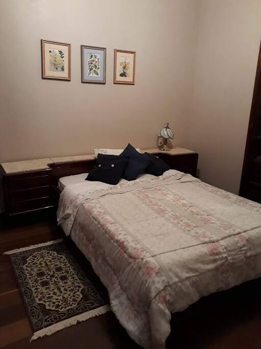 Cama de casal confortável e aconchegante.