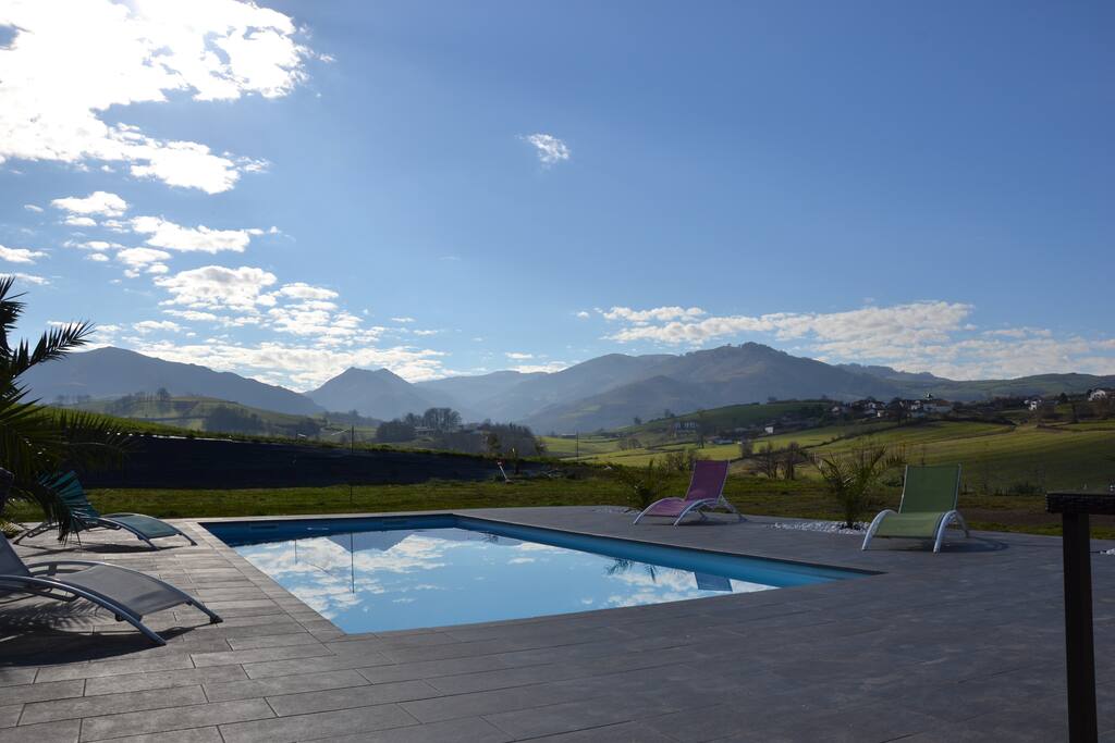 terrasse, piscine et vue imprenable sur les Pyrénées