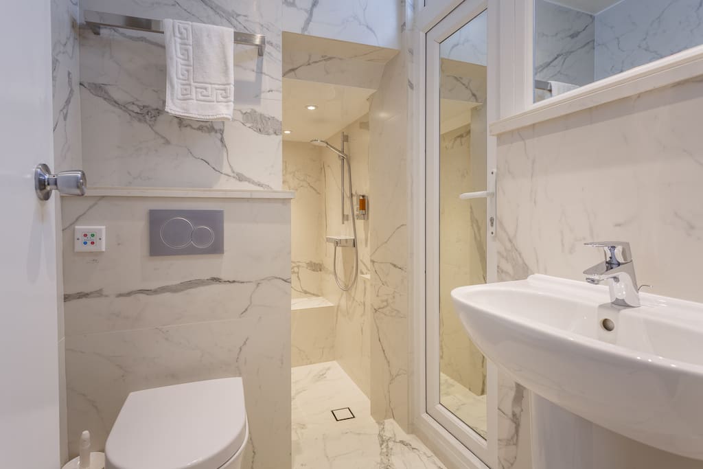Standard double bathroom