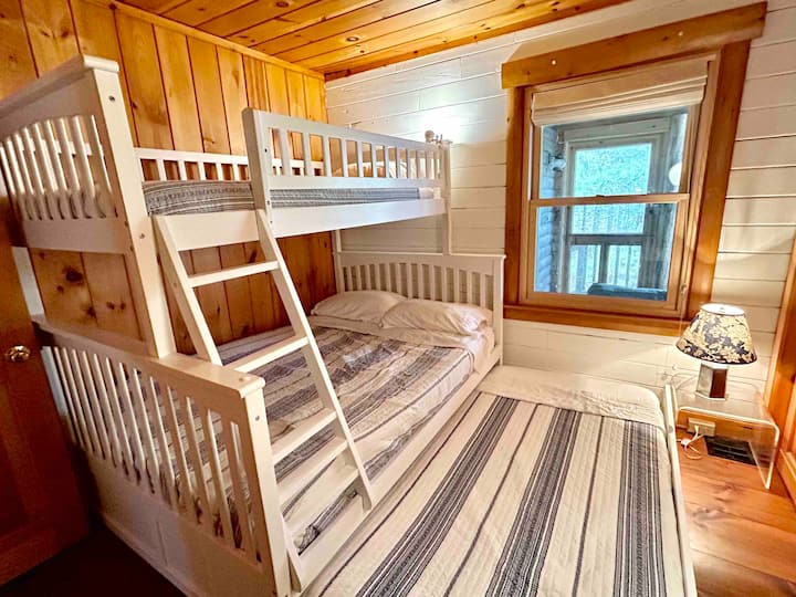 Ორსართულიანი საწოლი ოთახი გამოსაწევი თასმით