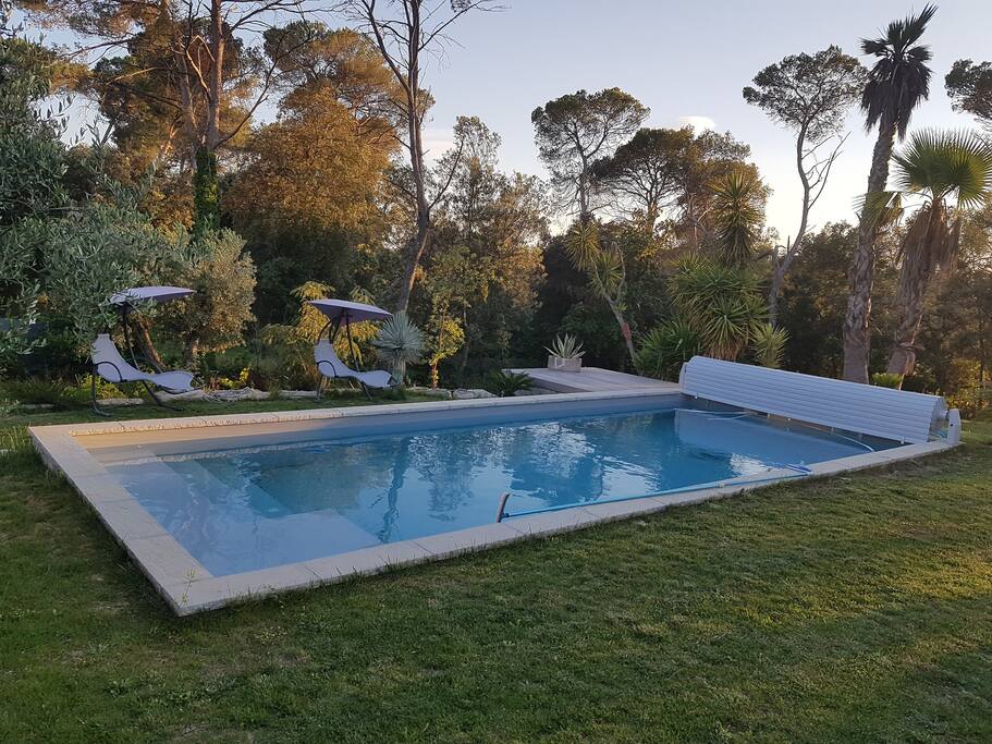 Piscine de 10 X 4 m avec volet roulant motorisé.