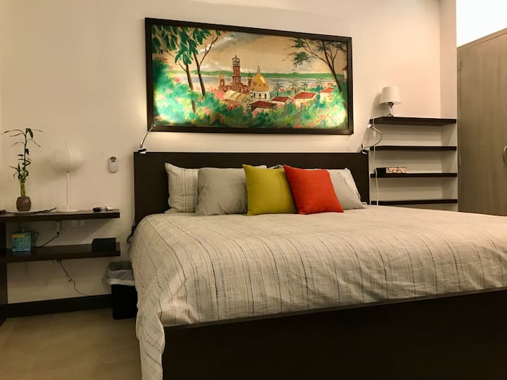 Cama king en el dormitorio