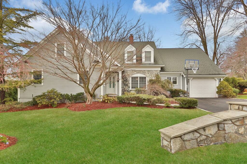 Front of house with basketball hoop