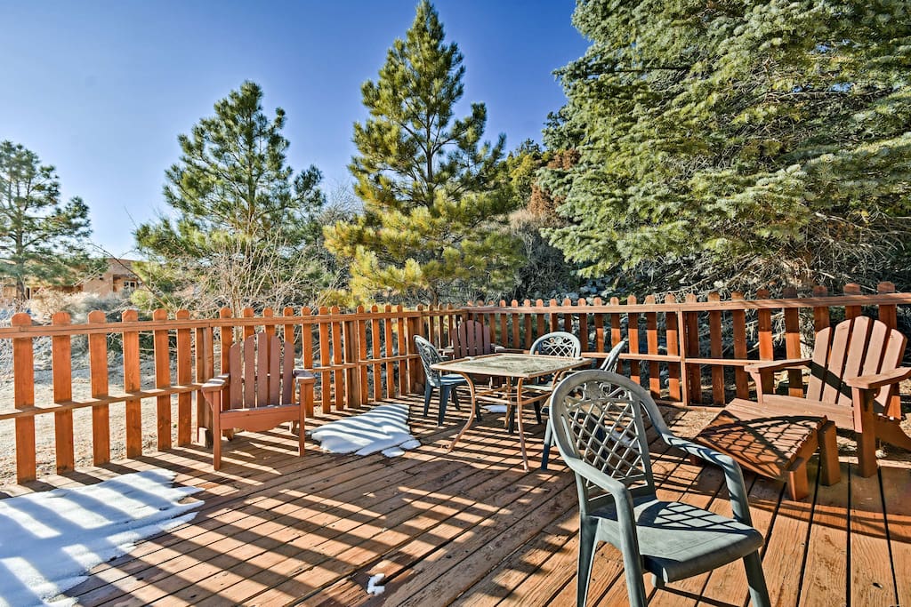With a furnished patio, 3 flat-screen TVs with Netflix, and space for up to 6, this home is the epitome of luxurious.