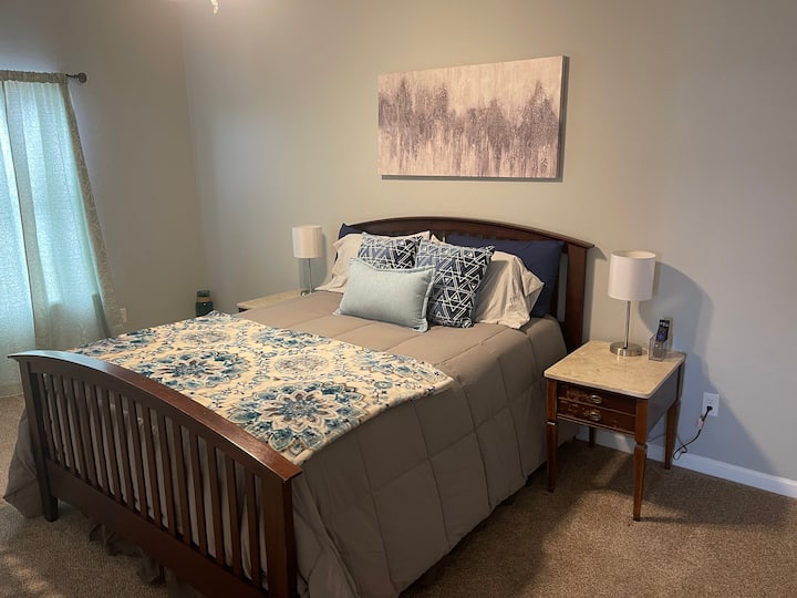 Suite con dormitorio queen en la planta superior justo al lado de la sala de estar con baño adjunto con bañera de hidromasaje, ducha y lavadora/secadora propia. También incluye TV de pantalla plana roku 