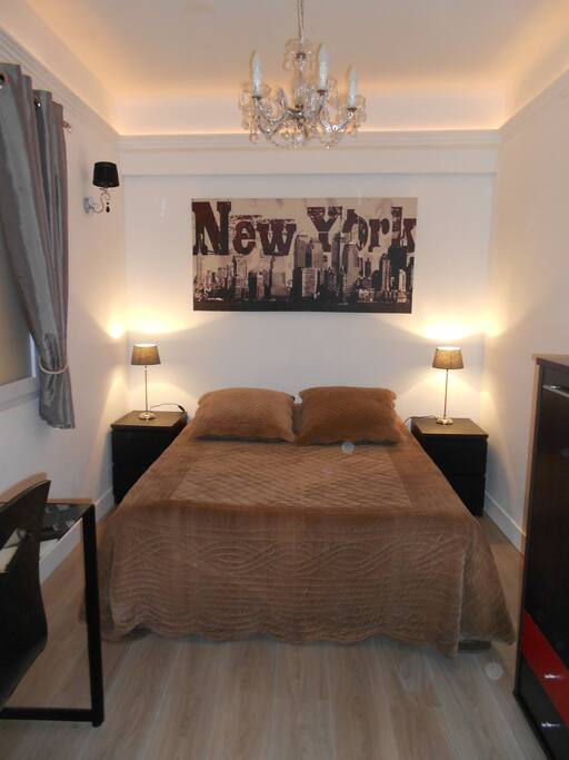 Chambre 1 lit double avec bureau