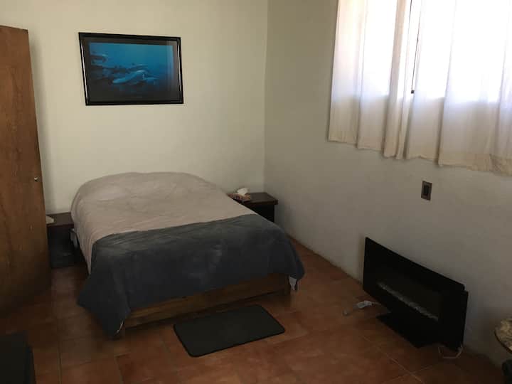 ห้องนอนคู่พร้อมเตาผิงไฟฟ้า